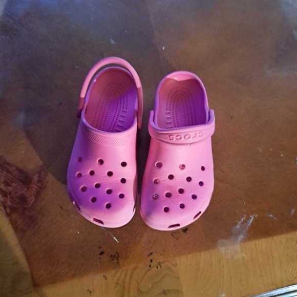 Sz 4 luscious pink CROCS 🌸 - Picture 4 of 5